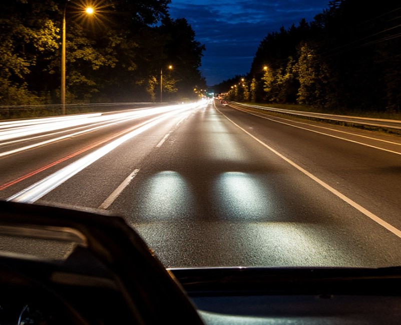 Как установка линз влияет на безопасность и комфорт вождения ночью