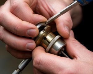 Когда требуется профессиональное вскрытие замков и почему не стоит делать это самостоятельно